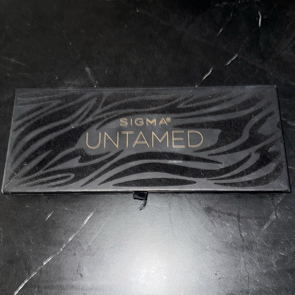 Sigma Beauty Untamed Eyeshadow Palette - Bold and Vibrant Colors
